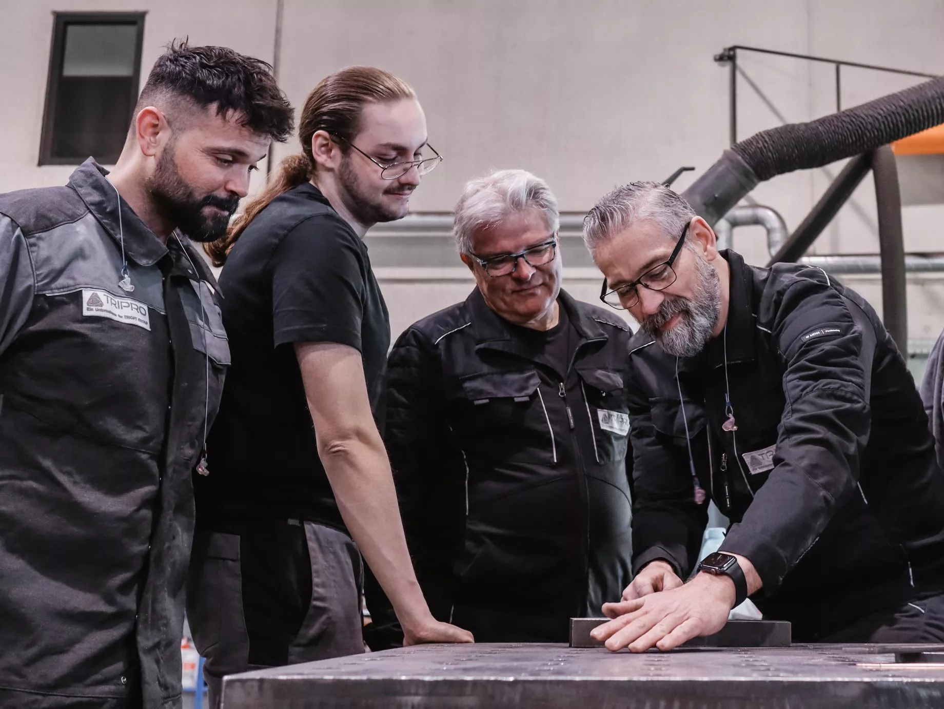 Mitarbeiter vom Metallbau bei der Besprechung eines neuen Projektes